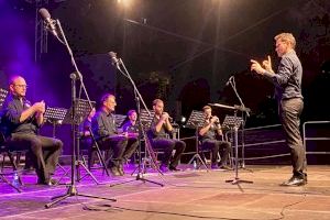 El concierto de la Colla Larraix se convierte en un aplaudido homenaje a las grandes figuras que pasaron por la sala de fiestas “Gallo Rojo” - (foto 5) El concierto de la Colla Larraix se convierte en un aplaudido homenaje a las grandes figuras que pasaron por la sala de fiestas “Gallo Rojo” - (foto 5)