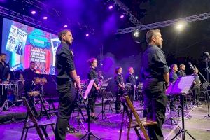 El concierto de la Colla Larraix se convierte en un aplaudido homenaje a las grandes figuras que pasaron por la sala de fiestas “Gallo Rojo” - (foto 6) El concierto de la Colla Larraix se convierte en un aplaudido homenaje a las grandes figuras que pasaron por la sala de fiestas “Gallo Rojo” - (foto 6)