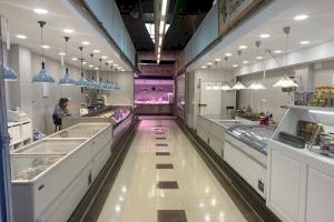 Los puestos de pescado del Mercado de Algirós vuelven al interior del recinto tras las obras de mejora