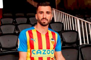 La tercera equipación del Valencia CF luce la 'Senyera'