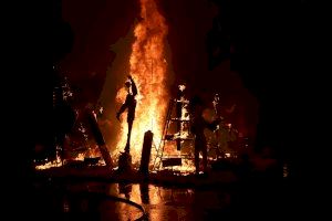 La Cremà de Sant Vicente del Raspeig ilumina el final de las Fogueres de Sant Vicent - (foto 4)