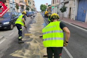 Un camión de la basura de Ondara derrama metros de aceite en la vía pública
