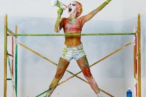Mireia Miracle convida a somiar en un espectacle gestual, musical i colorista