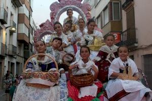 Les Coves de Vinromà inicia les festes patronals amb la tradicional desfilada de carrosses i un sopar popular