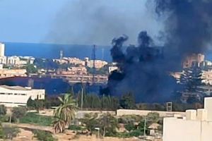 Un incendio calcina un solar en San Juan de Alicante