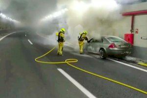 Un cotxe crema dins del túnel de la A-31 a Villena - (foto 2)