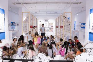 Les Escoletes d’Estiu Biblioteques Gandia visiten l’exposició “Quino. Mafalda y mucho más”