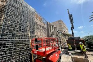 Verdú comprueba los avances de las obras de reposición del muro de contención de las escaleras de Barberes Sur y el Pont del Salt d’En Gil