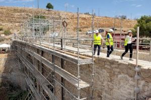 Verdú comprueba los avances de las obras de reposición del muro de contención de las escaleras de Barberes Sur y el Pont del Salt d’En Gil - (foto 5)