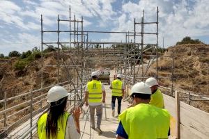 Verdú comprueba los avances de las obras de reposición del muro de contención de las escaleras de Barberes Sur y el Pont del Salt d’En Gil - (foto 6)