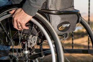 Casi 8.000 residentes disponen de la tarjeta de aparcamiento para personas con movilidad reducida