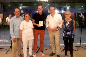 El Espai d’Art del Ayuntamiento acoge la muestra de AFA Marina Baixa ‘Me llamo, me llaman’ para sensibilizar sobre las demencias