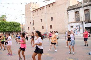 Gran èxit de participació en la Masterclass de Zumba organitzada per les Clavariesses dels Dolors 2020 a la plaça de la Constitució