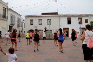 Gran èxit de participació en la Masterclass de Zumba organitzada per les Clavariesses dels Dolors 2020 a la plaça de la Constitució - (foto 2)