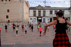 Gran èxit de participació en la Masterclass de Zumba organitzada per les Clavariesses dels Dolors 2020 a la plaça de la Constitució - (foto 3)