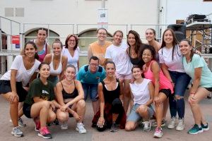 Gran èxit de participació en la Masterclass de Zumba organitzada per les Clavariesses dels Dolors 2020 a la plaça de la Constitució - (foto 4)
