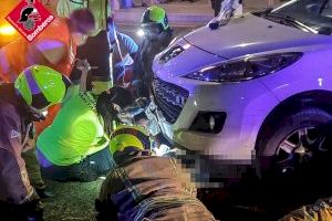 Queda atrapado debajo de un coche el motorista herido en un accidente en La Nucía