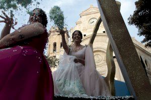 Burriana se llena de color con el retorno de la batalla de flores