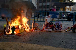 La Falla Barri d’Onda de Borriana celebra la cremà de les seues minifallas - (foto 5)