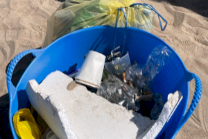El servicio de vigilancia y socorrismo realiza campañas de concienciación medioambiental con escolares en las playas de Dénia - (foto 2) El servicio de vigilancia y socorrismo realiza campañas de concienciación medioambiental con escolares en las playas de Dénia - (foto 2)