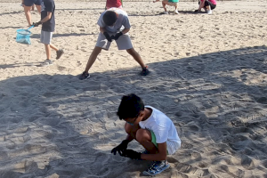 El servicio de vigilancia y socorrismo realiza campañas de concienciación medioambiental con escolares en las playas de Dénia - (foto 4) El servicio de vigilancia y socorrismo realiza campañas de concienciación medioambiental con escolares en las playas de Dénia - (foto 4)