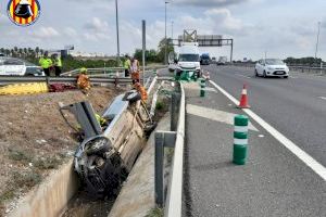 Un coche se sale de la autovía en Chiva y el conductor de 81 años queda atrapado