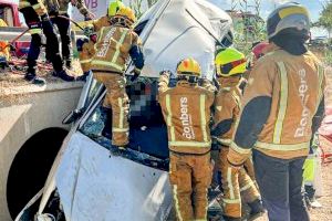 Excarcelada una mujer atrapada en el interior de su coche tras sufrir un accidente en Catral