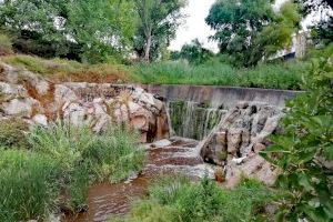 La embotelladora de Bejís garantiza la salubridad del agua pese al ‘mar’ de cenizas
