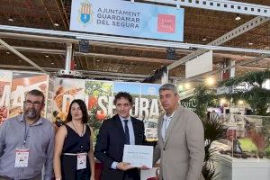 Francesc Colomer entrega el distintivo que acredita la condición de Municipio Turístico a Guardamar del Segura