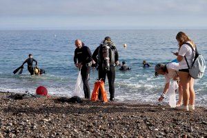 Buceadores voluntarios retiran hoy 2.800 kilos de residuos de los fondos marinos - (foto 2) Buceadores voluntarios retiran hoy 2.800 kilos de residuos de los fondos marinos - (foto 2)