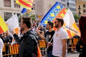 Compromís pone en marcha la campaña #SenyeraAlBalcó regalando mil señeras para colgarlas en los balcones el Nou d’Octubre
