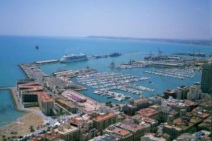Herido un trabajador tras caer de un andamio en el puerto de Alicante