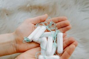 Las mujeres gastan más de 2.000 euros a lo largo de su vida en los productos de higiene menstrual