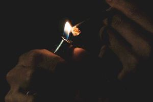 Abusa y proporciona drogas a una menor de edad en Alicante con el consentimiento de su madre