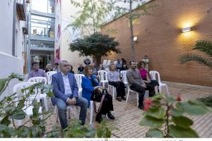 La «Tardor literària Gandia 2022» s’estrena amb un mural de Carmesina al pati de la Biblioteca Central La «Tardor literària Gandia 2022» s’estrena amb un mural de Carmesina al pati de la Biblioteca Central