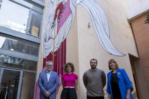 La «Tardor literària Gandia 2022» s’estrena amb un mural de Carmesina al pati de la Biblioteca Central - (foto 3) La «Tardor literària Gandia 2022» s’estrena amb un mural de Carmesina al pati de la Biblioteca Central - (foto 3)