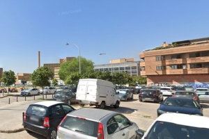 Un trabajador cae de una grúa de tres metros de altura en Valencia y se golpea contra un palet