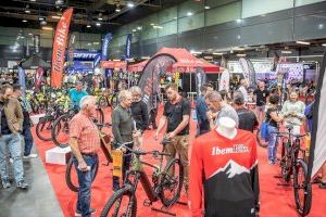 Miles de aficionados a las dos ruedas llenan el sábado del Salón de la Moto y la Bici de València en su jornada más multitudinaria