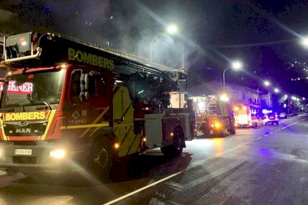 Un incendio derrumba el techo de un edificio junto a la gasolinera de Morella Un incendio derrumba el techo de un edificio junto a la gasolinera de Morella