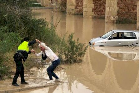 Queda atrapada en el seu cotxe amb l'aigua fins a la cintura a Oriola