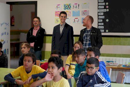 S’inicia la campanya escolar per transformar taps en mobiliari urbà a tots els col·legis d’Algemesí