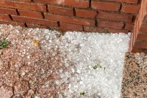 VIDEO | Granizo, viento y lluvia siembran el caos en Burriana - (foto 2)