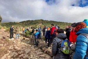 Primera visita a les petjades de dinosaure del Mas de Romeu amb molta participació Primera visita a les petjades de dinosaure del Mas de Romeu amb molta participació