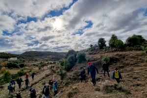 Primera visita a les petjades de dinosaure del Mas de Romeu amb molta participació - (foto 3) Primera visita a les petjades de dinosaure del Mas de Romeu amb molta participació - (foto 3)