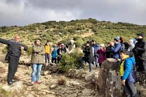 Primera visita a les petjades de dinosaure del Mas de Romeu amb molta participació - (foto 4) Primera visita a les petjades de dinosaure del Mas de Romeu amb molta participació - (foto 4)