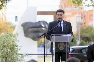 Alicante homenajea a las víctimas y héroes del covid con el monumento "Bocas que vuelan" junto al Hospital General - (foto 2) Alicante homenajea a las víctimas y héroes del covid con el monumento "Bocas que vuelan" junto al Hospital General - (foto 2)