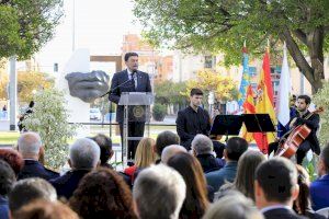 Alicante homenajea a las víctimas y héroes del covid con el monumento "Bocas que vuelan" junto al Hospital General - (foto 3) Alicante homenajea a las víctimas y héroes del covid con el monumento "Bocas que vuelan" junto al Hospital General - (foto 3)