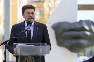 Alicante homenajea a las víctimas y héroes del covid con el monumento "Bocas que vuelan" junto al Hospital General - (foto 4) Alicante homenajea a las víctimas y héroes del covid con el monumento "Bocas que vuelan" junto al Hospital General - (foto 4)