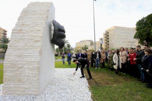 Alicante homenajea a las víctimas y héroes del covid con el monumento "Bocas que vuelan" junto al Hospital General - (foto 5) Alicante homenajea a las víctimas y héroes del covid con el monumento "Bocas que vuelan" junto al Hospital General - (foto 5)