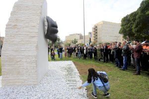 Alicante homenajea a las víctimas y héroes del covid con el monumento "Bocas que vuelan" junto al Hospital General - (foto 6) Alicante homenajea a las víctimas y héroes del covid con el monumento "Bocas que vuelan" junto al Hospital General - (foto 6)